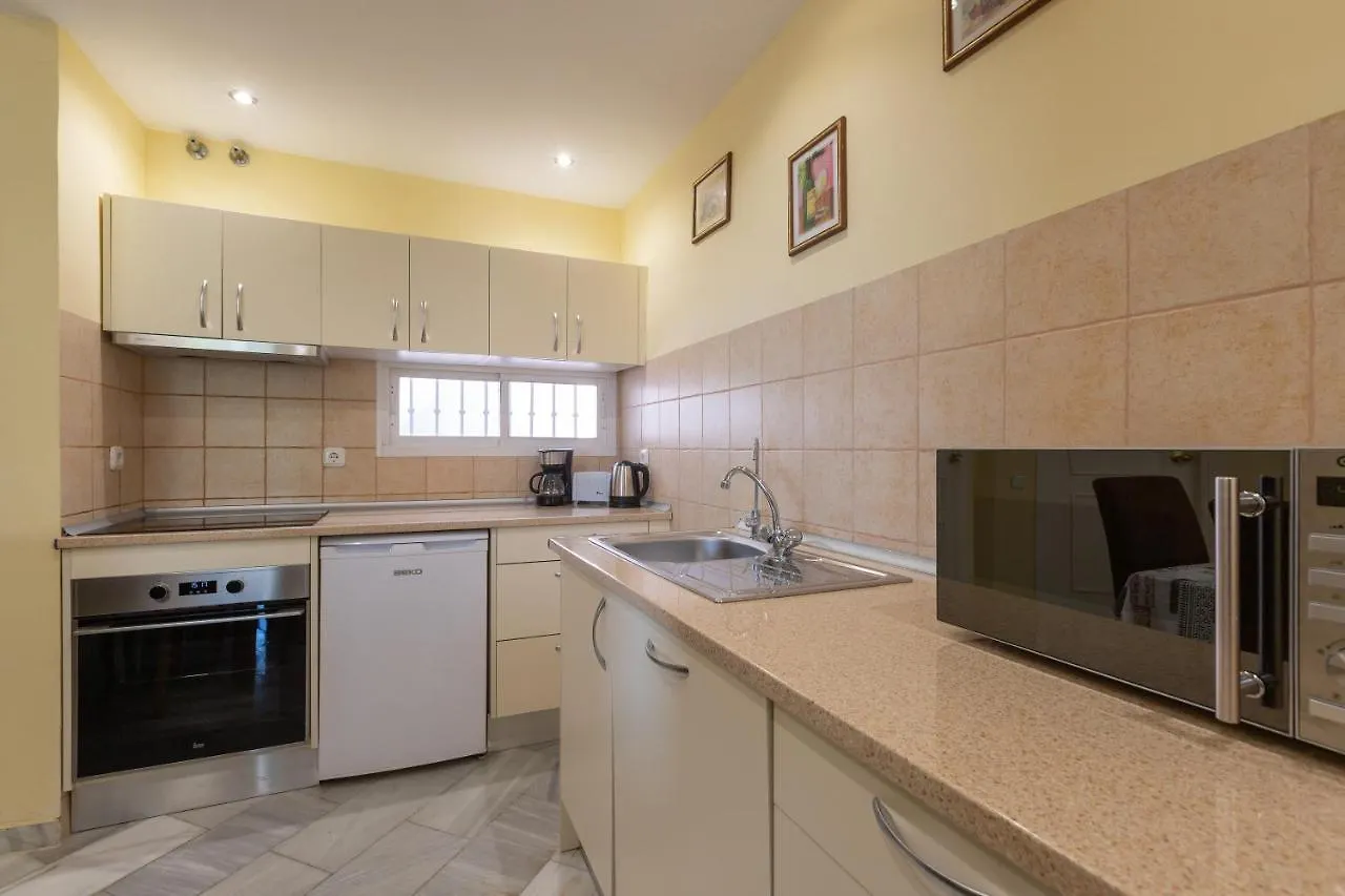 Lovely 2 Bed Apt Overlooking Golf Sitio de Calahonda 0*,