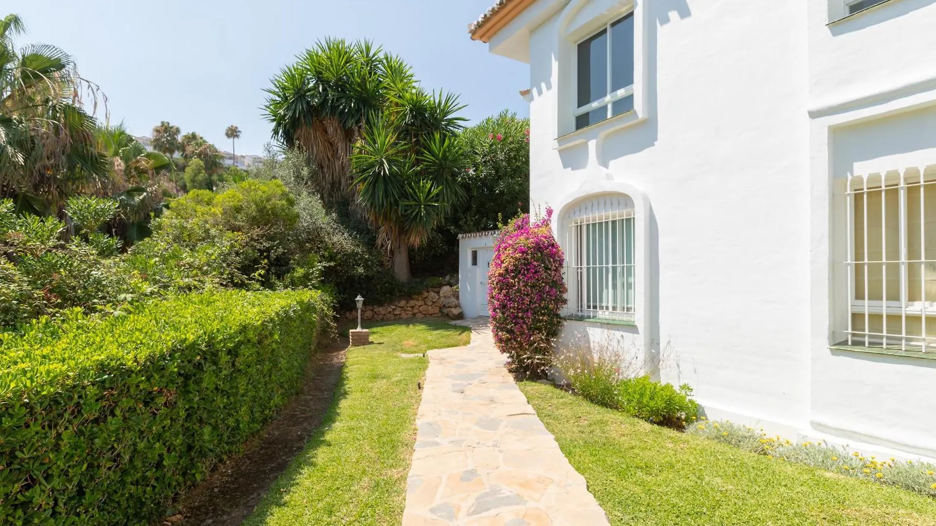 Lovely 2 Bed Apt Overlooking Golf Sitio de Calahonda Apartment
